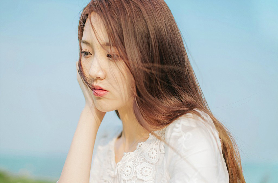 “如果夫君不小气的话，姐姐就真该担忧你的将来了。”大乔苦笑道，如果吕布真的一点反应都没有，那就证明，小乔在吕布眼里，依旧是个玩物，现在整个乔家都迁来了长安，仰吕布鼻息生存，如果他们姐妹失宠了，那对乔家来说，就是一个巨大的打击，就算吕布不去对付乔家，也不会再关照，那些嗅觉敏锐的政客们绝对不会放过这个打击乔家的机会。